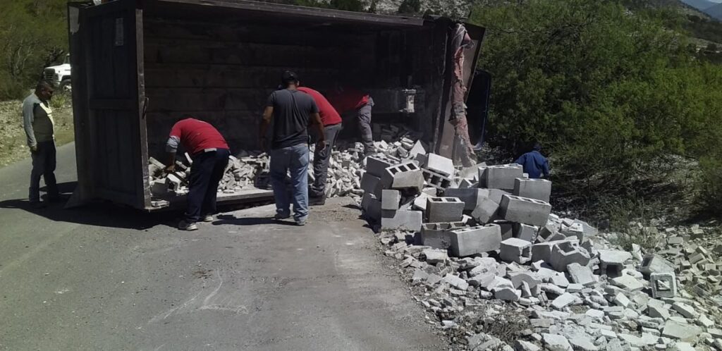 DOS HERIDOS DE DR ARROYO EN VOLCADURA DE CAMION MATERIALISTA EN