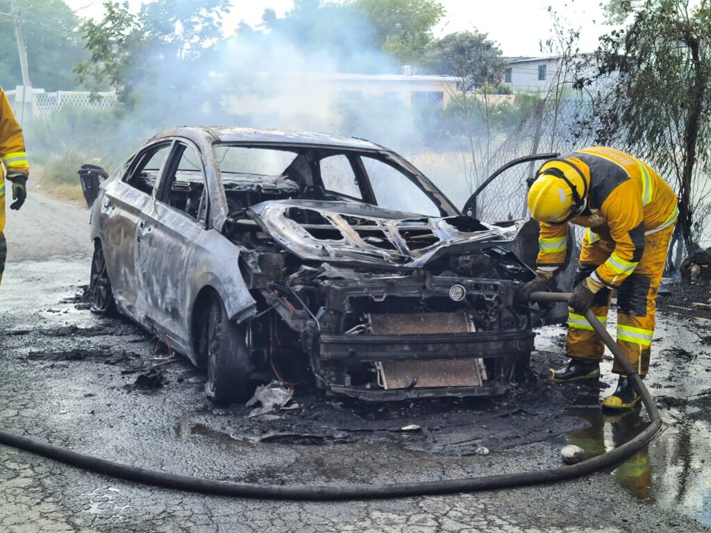 FALLA MECÁNICA PROVOCA INCENDIO EN VEHÍCULO EN MONTEMORELOS Punto x