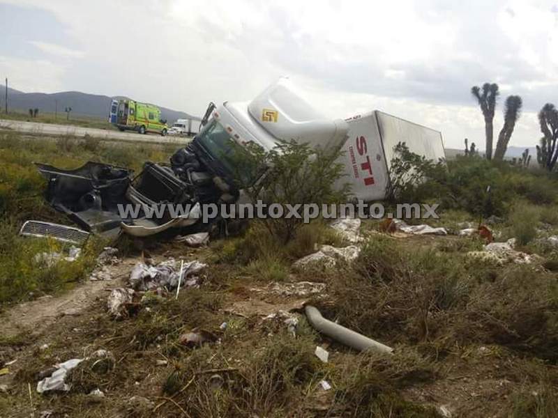 CHOCA CONTRA UN TRAILER, CHÓFER PIERDE LA VIDA, ACOMPAÑANTE SE ENCUENTRA GRAVE.