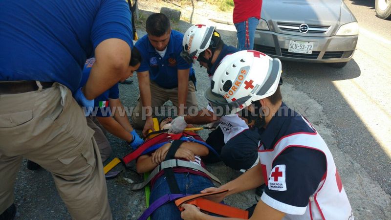 HERIDO CHÓFER DE CAMIONETA AL CHOCAR CON LA CAJA DE UN TRÁILER EN CARRETERA NACIONAL EN ALLENDE.