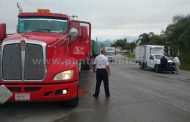 CHOQUE ENTRE UN TRÁILER Y UNA CAMIONETA DE REPARTIDOR EN ALLENDE, REPORTAN SOLO DAÑOS.