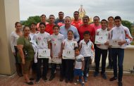 Entrega Javier reconocimiento a atletas ganadores en Olimpiada Nacional