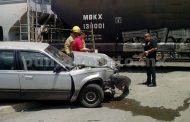 MUJER SE DISTRAE FRENTE AL VOLANTE, TREN LA IMPACTA Y SACA DE LAS VÍAS.