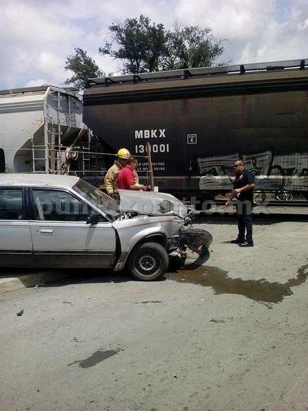 MUJER SE DISTRAE FRENTE AL VOLANTE, TREN LA IMPACTA Y SACA DE LAS VÍAS.