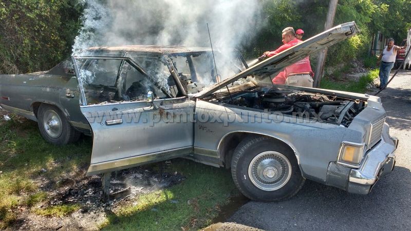 LE INTENTAN PASAR CORRIENTE A SU VEHÍCULO SE LE INCENDIA EN COLONIA DE MONTEMORELOS.