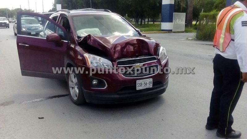 CHOQUE POR ALCANCE FRENTE A HOSPITAL LA CARLOTA REPORTAN DAÑOS.