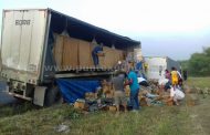 APROVECHAN VOLCADURA DE TRAILER EN MONTEMORELOS, SE LLEVAN CERVEZA.