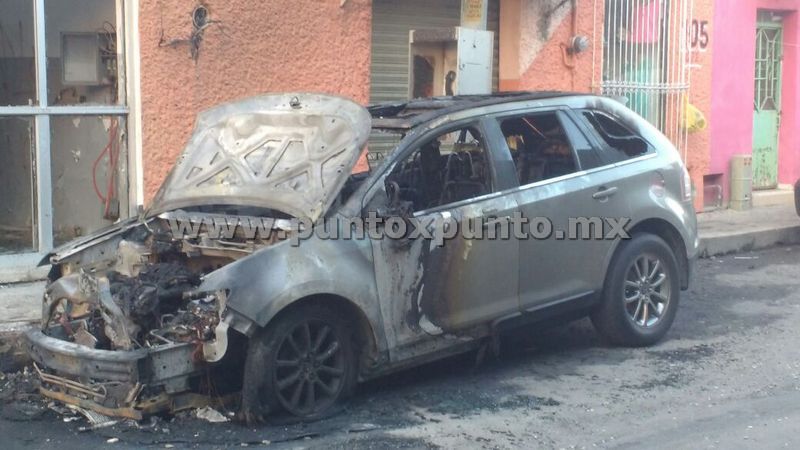 SE INCENDIA CAMIONETA EN CENTRO DE LINARES SE MOVILIZA PROTECCIÓN CIVIL.