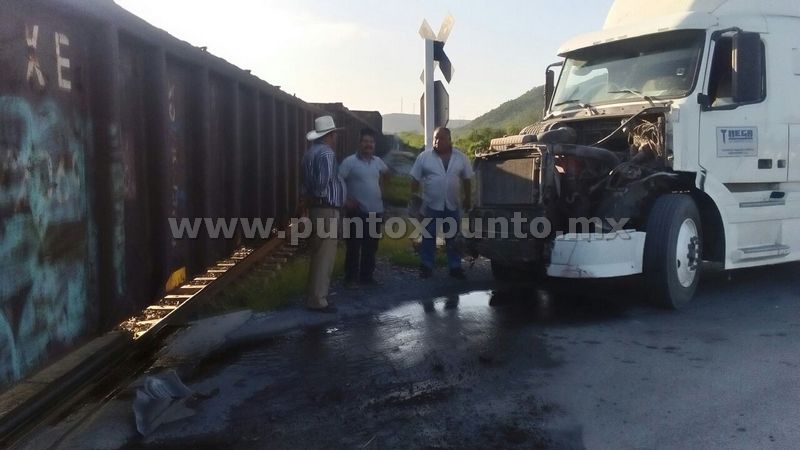 CHOCA TRAILER CON EL TREN EN MONTEMORELOS.