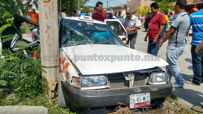 FUERTE CHOQUE ENTRE UN AUTO PARTICULAR Y UN TAXI, DEJA PERSONAS PRENSADAS