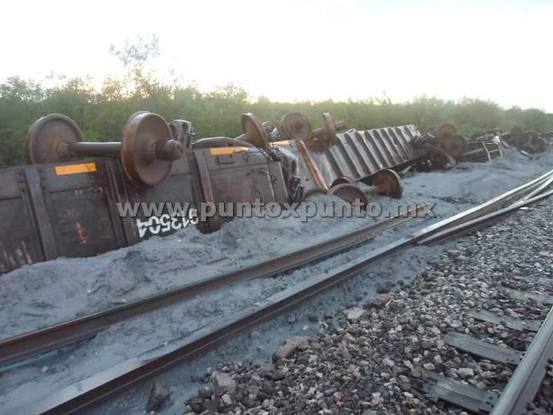 SE DESCARRILA TREN EN LINARES VUELCAN VARIOS VAGONES.