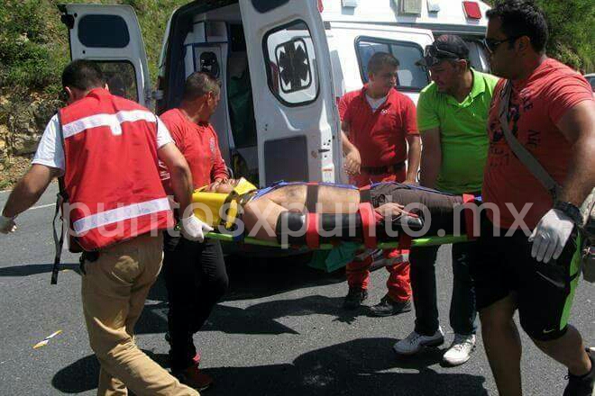 CONDUCTOR DE MOTOCICLETA SE IMPACTA CONTRA CUATRO VEHÍCULOS, RESULTA LESIONADO