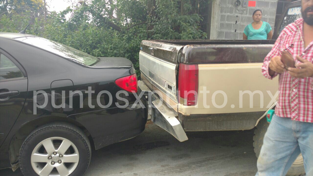 CHOQUE POR FALLA MECÁNICA EN CALLES DE ALLENDE, REPORTAN SOLO DAÑOS.