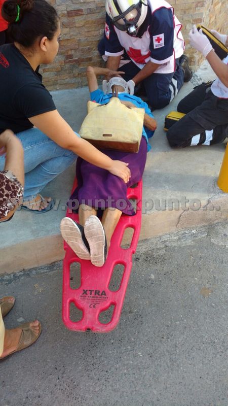 ATROPELLAN ABUELITA EN ALLENDE, LA TRASLADAN A HOSPITAL PARA SU ATENCIÓN MEDICA.