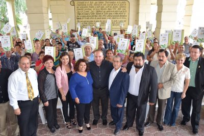 Entrega Alcalde de Montemorelos escrituras de propiedad