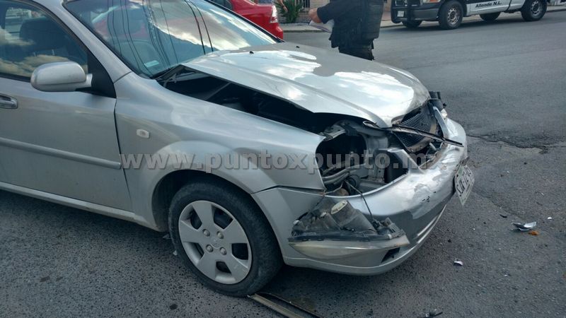 CHOQUE DE CRUCERO EN CALLES DE ALLENDE PARTICIPAN TRES VEHÍCULOS.