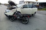 CONDUCTOR DE MOTO SE ESTRELLA CONTRA UNA CAMIONETA EN CALLES DE ALLENDE.