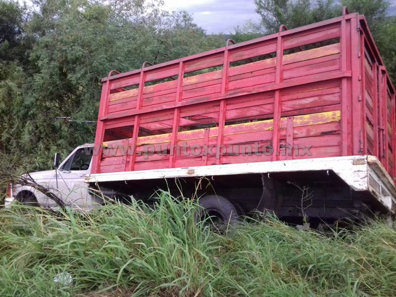 SALE DE LA CARRETERA CON SU CAMIÓN, ALEGA QUE TRÁILERO LE CERRO EL PASO EN MMORELOS.