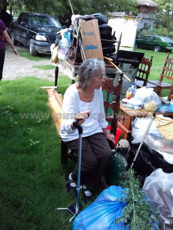 ABUELITA QUEDA EN LA CALLE CON TODO Y MUEBLES, SU HIJO LA SACA DE VIVIENDA.