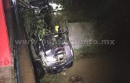 CORRIENTE EN RIÓ ARRASTRA UN RAZER Y QUEDA INUNDADO CARRO EN PASO A DESNIVEL EN SANTIAGO.