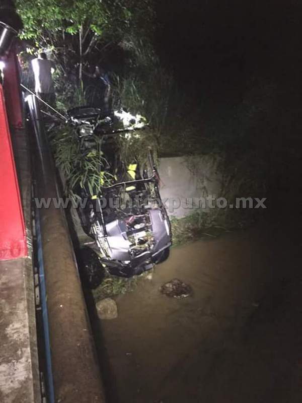 CORRIENTE EN RIÓ ARRASTRA UN RAZER Y QUEDA INUNDADO CARRO EN PASO A DESNIVEL EN SANTIAGO.