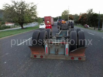 TRAILER CARGADO DE PAÑALES VUELCA CONTENEDOR