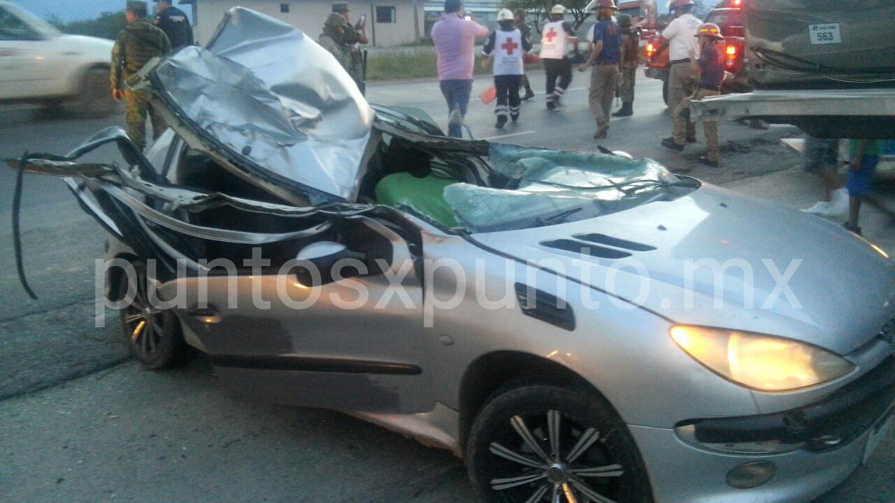 AUTO COMPACTO SE IMPACTA CON CAJAS DE TRAILER EN ALLENDE, REPORTAN CUATRO LESIONADOS