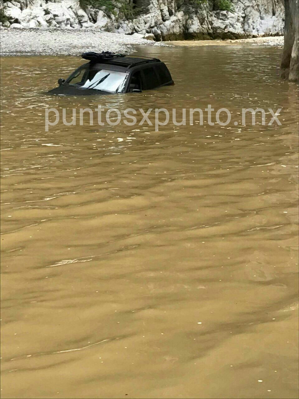 DESAFÍA LA NATURALEZA, TERMINA SIN CARRO EN PARAJE TURÍSTICO DE SANTIAGO.