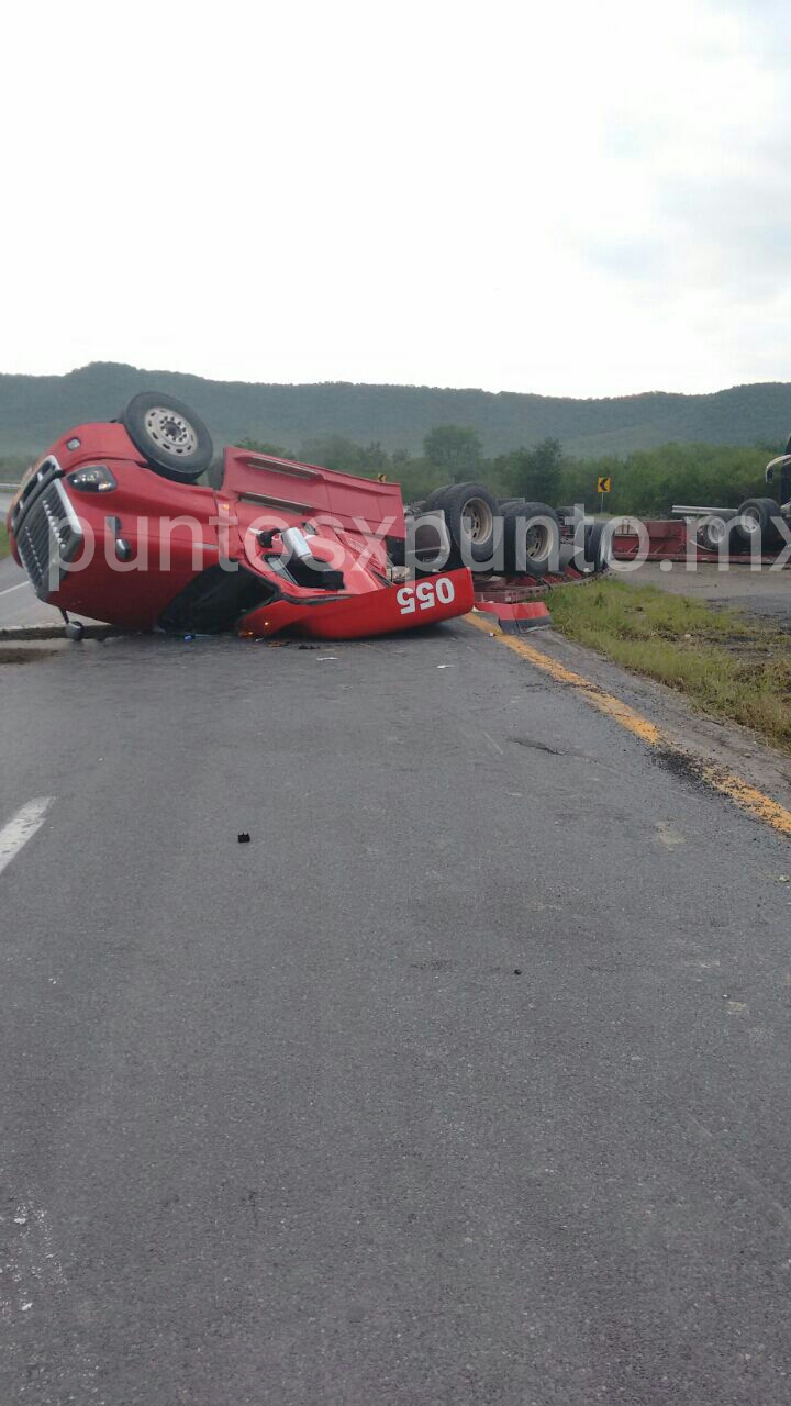 VUELCA TRÁILER EN LA CARRETERA NACIONAL EN MMORELOS Y CHOCA CON OTRO VEHÍCULO.