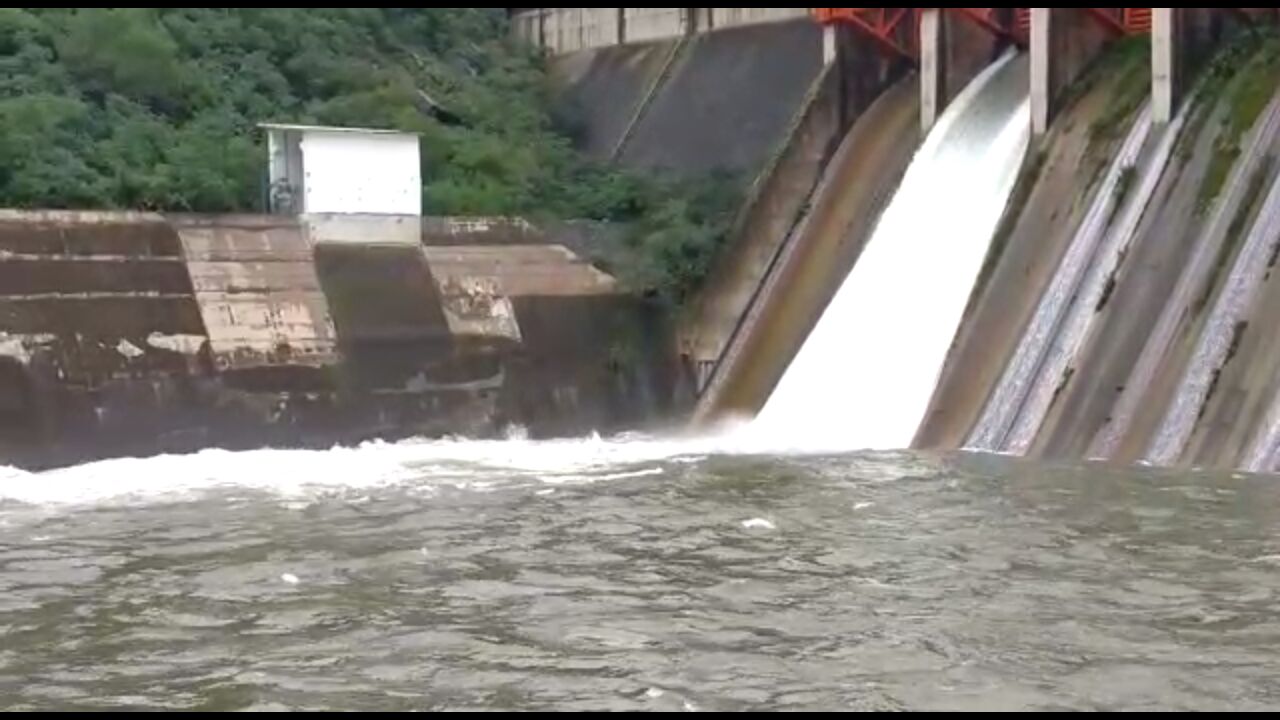 ABREN COMPUERTAS POR NIVEL DE PRESA EN SANTIAGO.