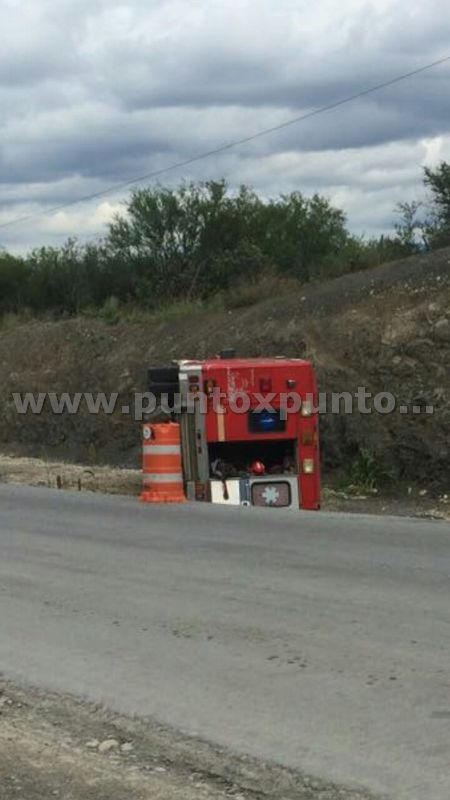 VUELCA EN CADEREYTA AMBULANCIA DE PROTECCIÓN CIVIL DE SANTIAGO, SON SIETE LESIONADOS.