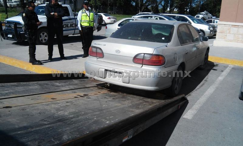 ENCUENTRAN VEHÍCULO ABANDONADO EN ÁREA COMERCIAL EN MMORELOS.