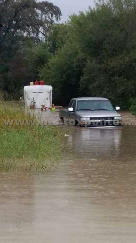 TRAILER SE QUEDA ATORADO EN ARROYO, RESCATAN A TRIPULANTES.