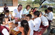 Preparan comida para Alcalde en Escuela de Tierras Coloradas