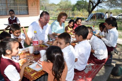 Preparan comida para Alcalde en Escuela de Tierras Coloradas