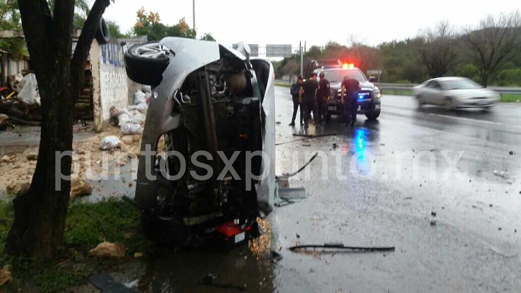 VOLCADURA EN CARRETERA NACIONAL, REPORTAN DOS PERSONAS LESIONADAS.