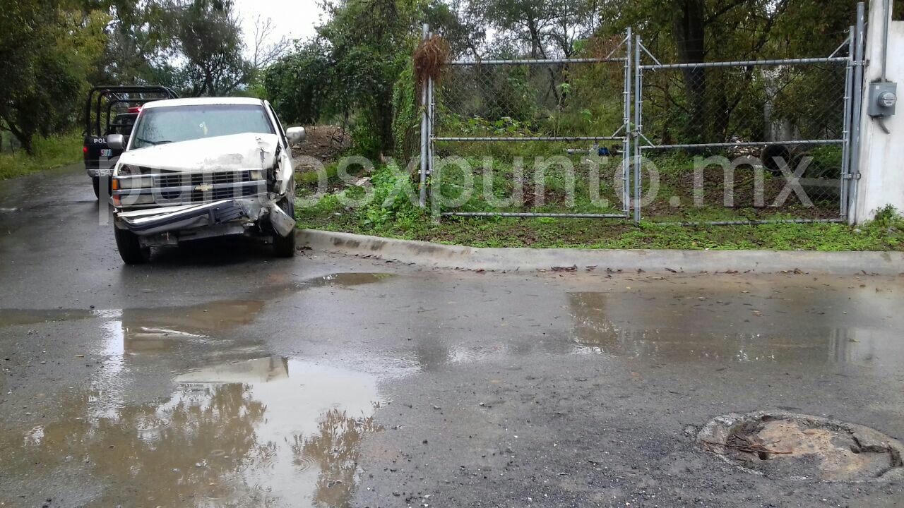 CHOCA Y DEJA CAMIONETA ABANDONADA EN SANTIAGO.