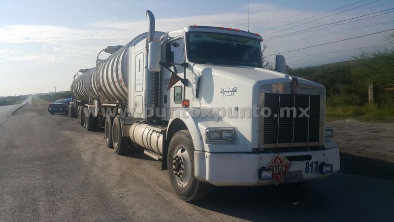 DETIENEN A CHOFER DE TRAILER QUE TRANSPORTABA DOS CONTENEDORES CARGADOS DE COMBUSTIBLE ROBADO.