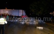 CARGA DE HIELO QUE SALE DE CAJA DE TRAILER DAÑA TRES VEHÍCULOS EN MMORELOS.