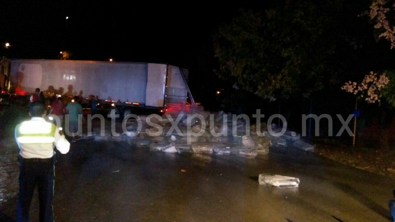 CARGA DE HIELO QUE SALE DE CAJA DE TRAILER DAÑA TRES VEHÍCULOS EN MMORELOS.