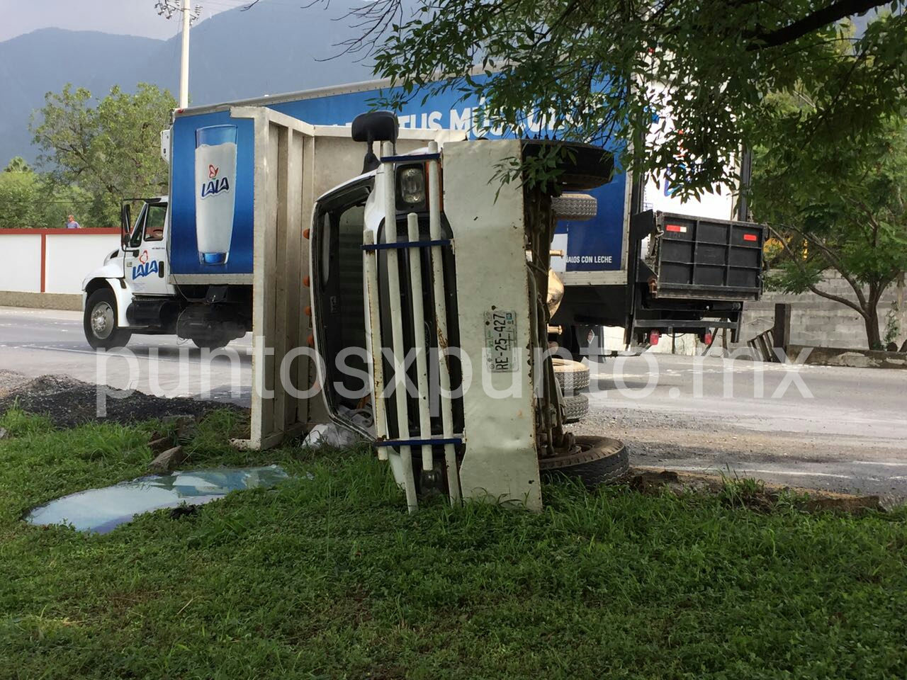 VUELCA CAMIÓN EN CARRETERA NACIONAL, CHOFER RESULTA ILESO.