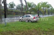 CHOFER DE VEHÍCULO DERRAPA EN CURVA Y QUEDA EMBANCADO EN ACCIDENTE EN SANTIAGO.