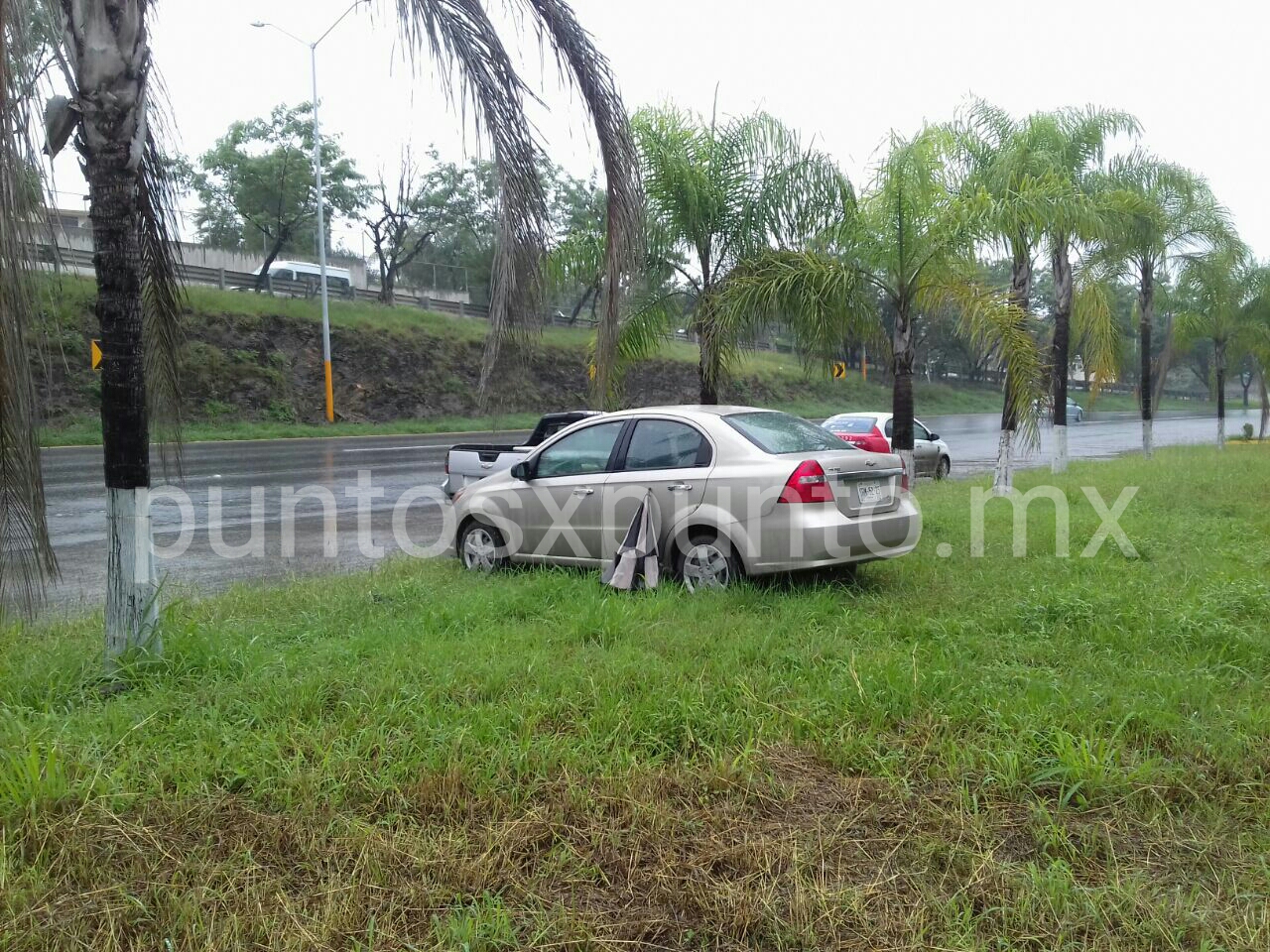 CHOFER DE VEHÍCULO DERRAPA EN CURVA Y QUEDA EMBANCADO EN ACCIDENTE EN SANTIAGO.