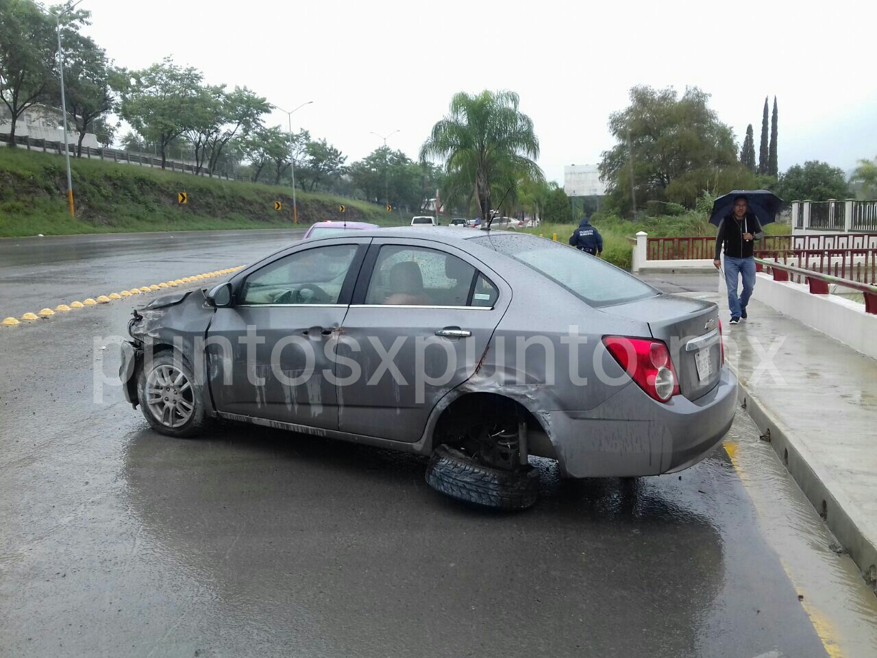 DERRAPA EN CURVA Y CHOCA CON MURO FRENTE A HOSPITAL EN SANTIAGO.