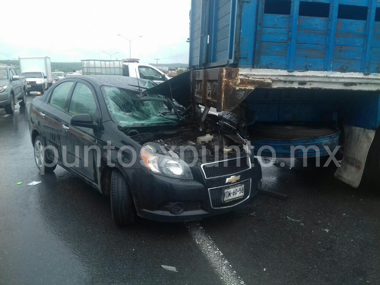 CONDUCTOR DE AUTOMOVIL SE IMPACTA EN ALLENDE CON CAMION DE CARGA, REPORTAN DOS PERSONAS HERIDAS.