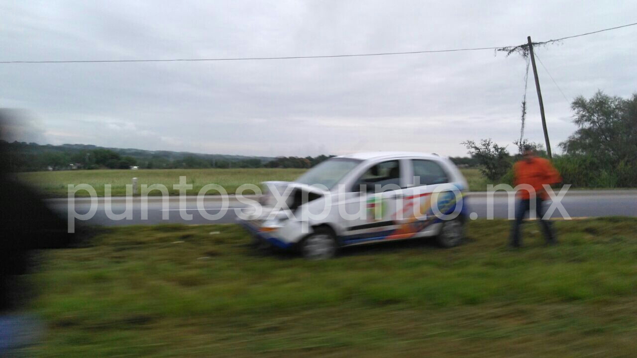 VAN POR LA NOTICIA, FORMAN PARTE DE ELLA AL CHOCAR EN CARRETERA NACIONAL EN MONTEMORELOS.