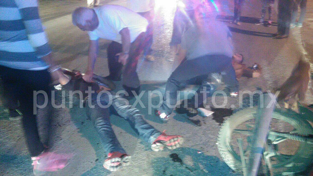 TRASLADAN HERIDO A CONDUCTOR DE MOTOCICLETA, CHOCAN EN CRUCE DE AVENIDAS.