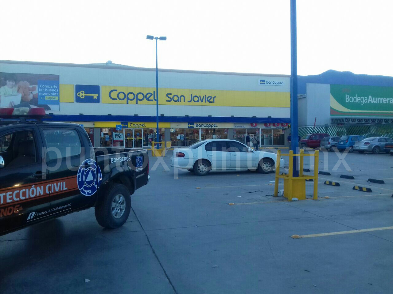 EVACUAN TIENDA COPPEL EN ALLENDE POR FUGA DE GAS LP DE EQUIPO EN CAMIONETA.