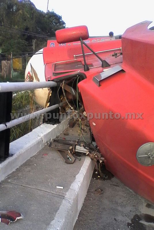 MUERE TRAILERO AL VOLCAR PIPA EN CADEREYTA.