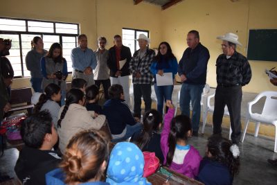 Cumpliendo un compromiso con vecinos, Javier Treviño visitó El Faro